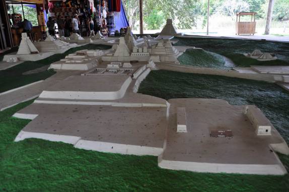 Na entrada do parque, a maquete das ruínas mayas de Tikal, na Guatemala